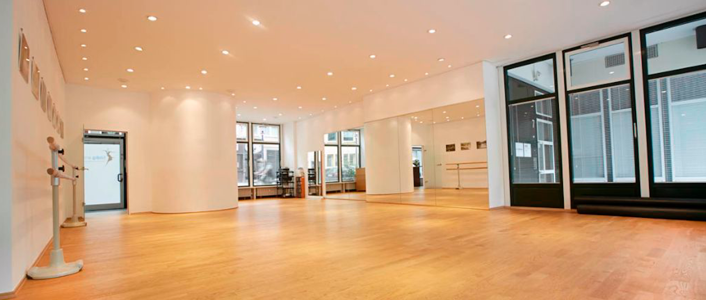 Helle Tanzsäle und Foyer der Tanzschule Nett & Friends Köln-Innenstadt im Schürmannbau An Groß Sankt Martin.