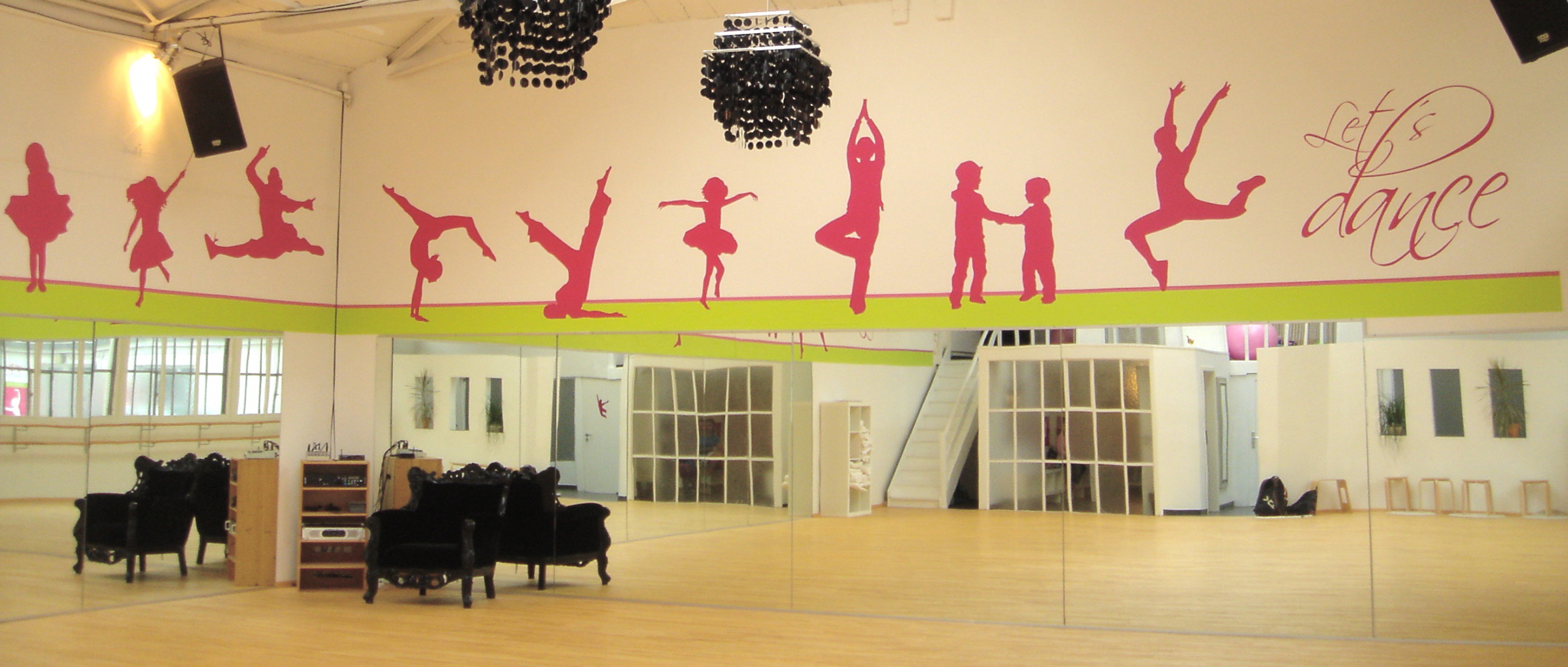 Heller, hoher Tanzsaal der Tanzschule Nett & Friends Köln-Ehrenfeld – stilvoll umgebaute Industriehalle mit großen Fenstern und besonderem Charme.