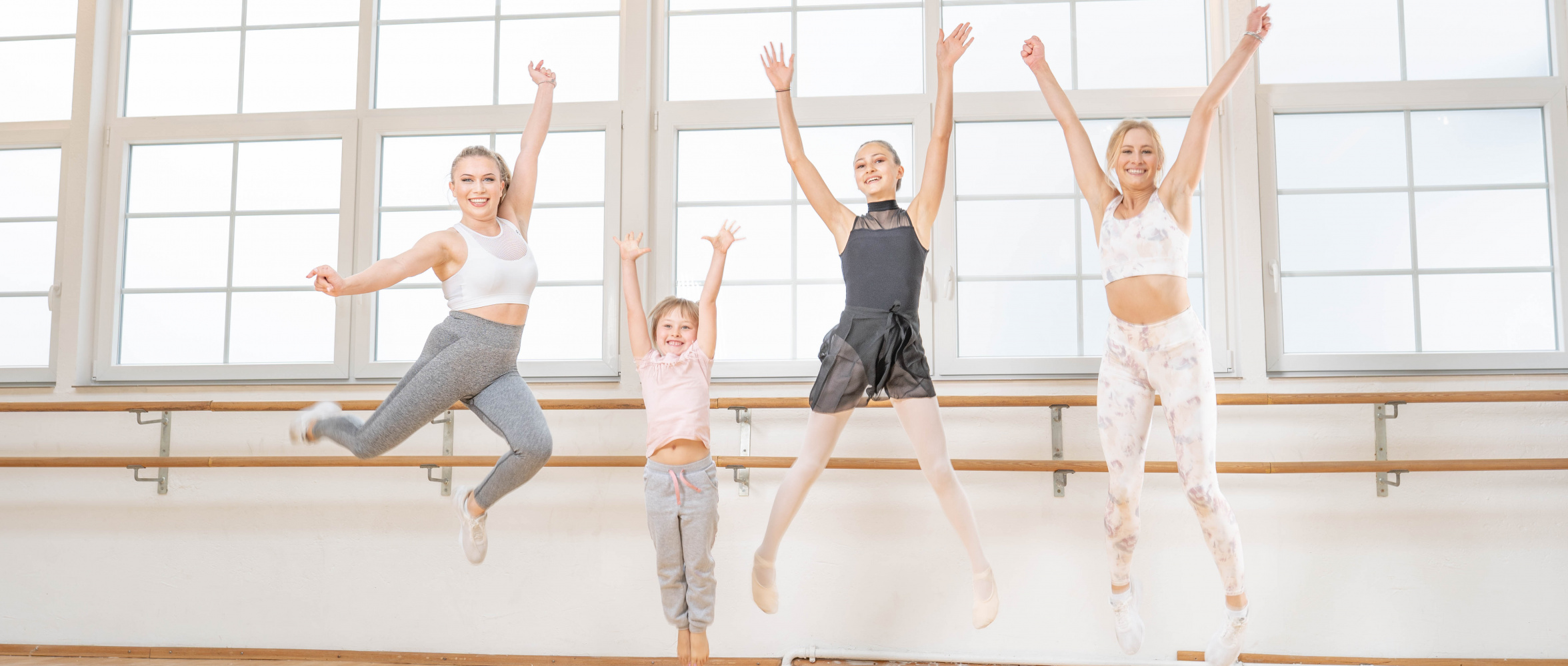 Tanzgruppe beim gemeinsamen Sprung im Studio Nett & Friends – energiegeladene Szene voller Freude, Teamspirit und Bewegung.