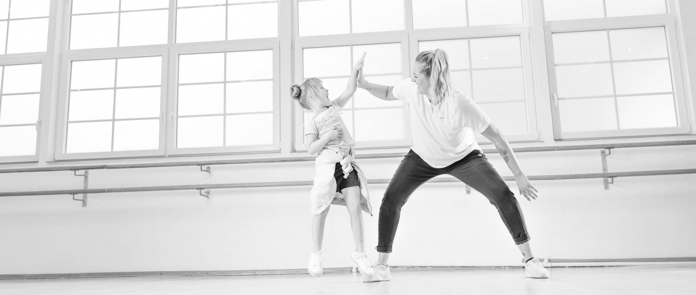 Trainerin gibt Kind im Hip-Hop-Kurs in Köln ein High Five – Tanzschule Nett & Friends