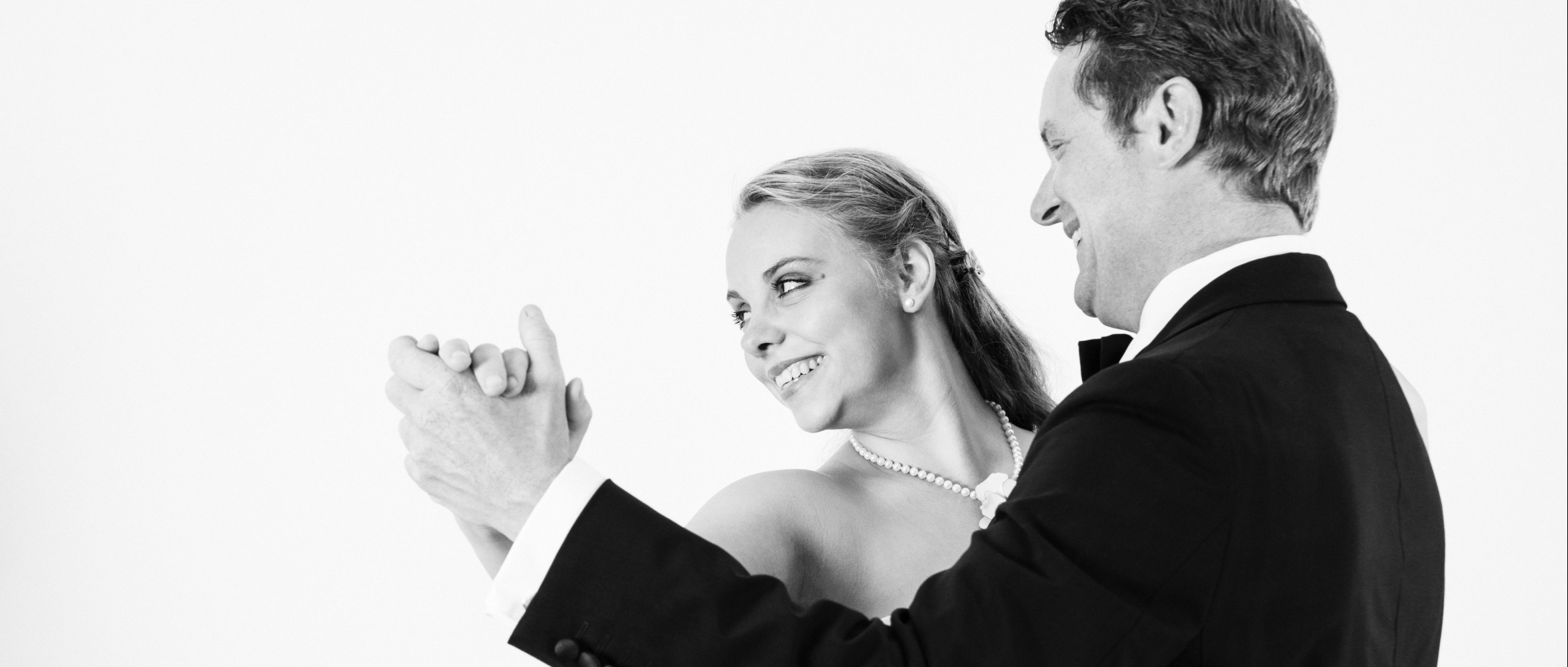 Hochzeitspaar tanzt beim Hochzeitstanz im Tanzstudio Köln