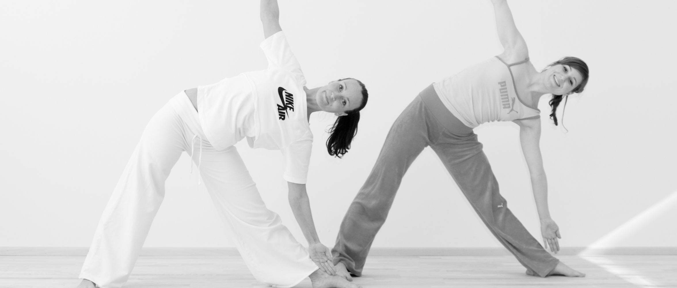 Yoga-Duo beim Vinyasa Flow im Studio Siegburg