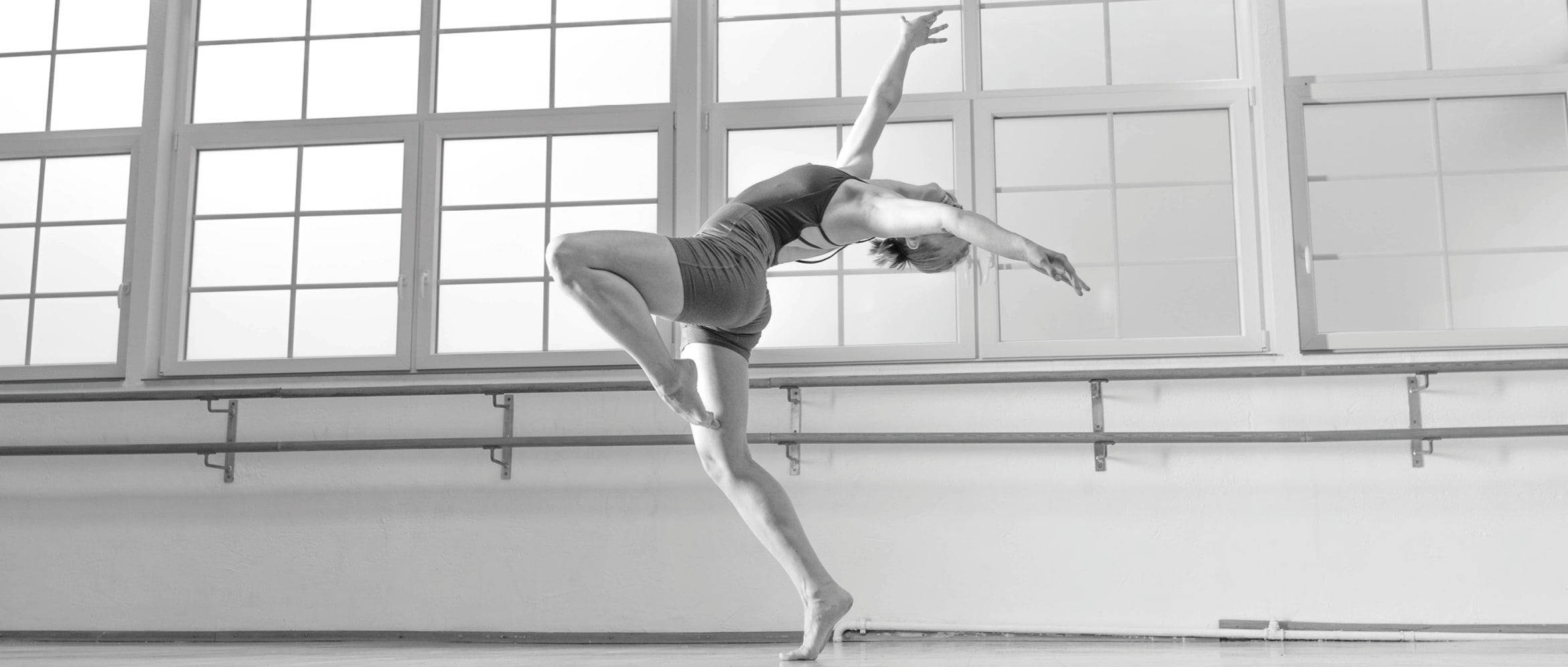 Tänzerin bei Modern Jazz in Köln – elegante Rückbeuge im Tanzstudio Nett & Friends