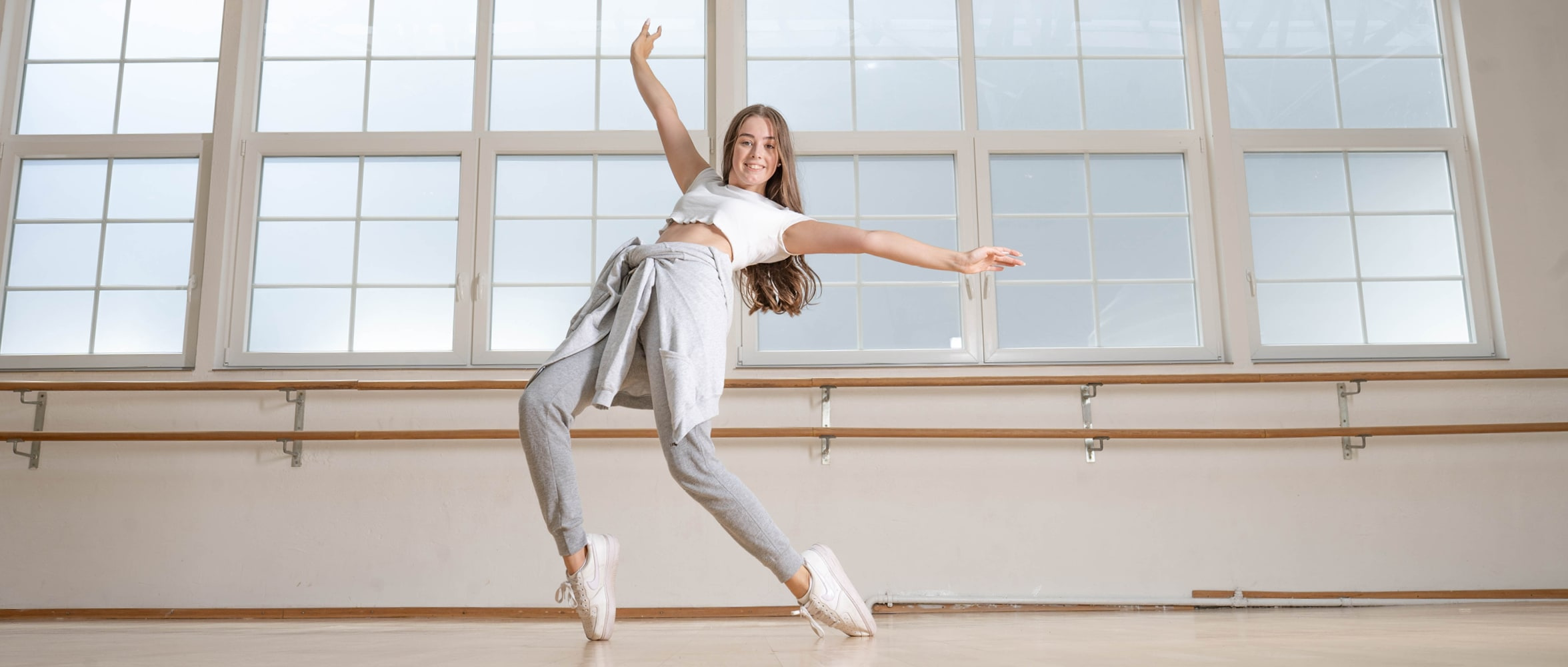 Tänzerin in Hip-Hop-Pose beim Tanzkurs für Jugendliche