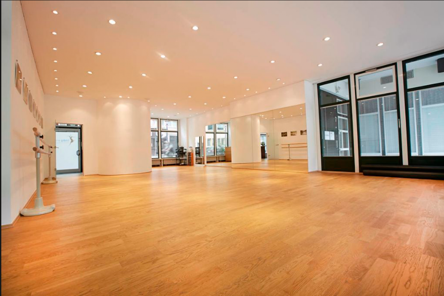 Helle Tanzsäle und Foyer der Tanzschule Nett & Friends Köln-Innenstadt im Schürmannbau An Groß Sankt Martin.