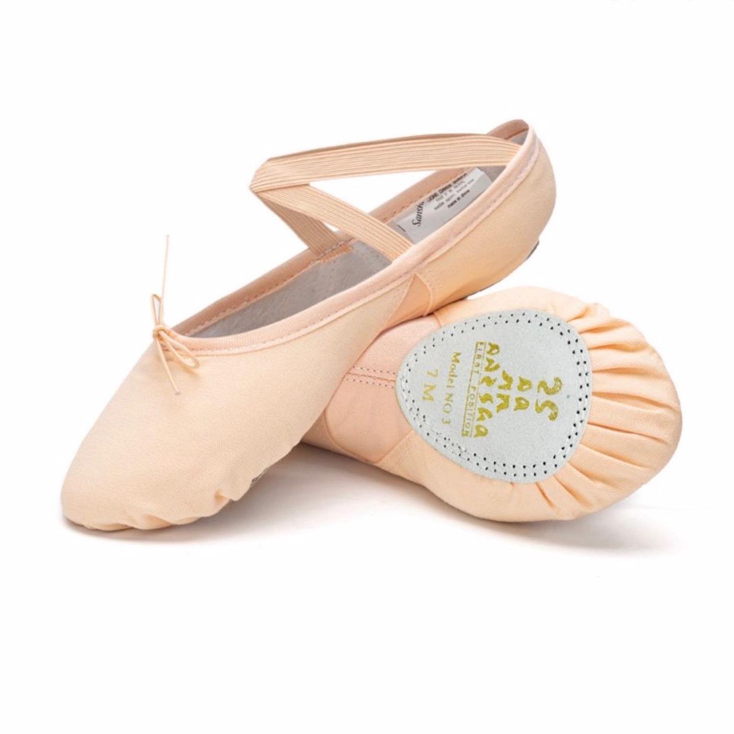 Ballettschläppchen Pro1 C in Nahaufnahme, freigestellt auf weiß, Fokus auf Form, Leinenqualität und geteilter Sohle.