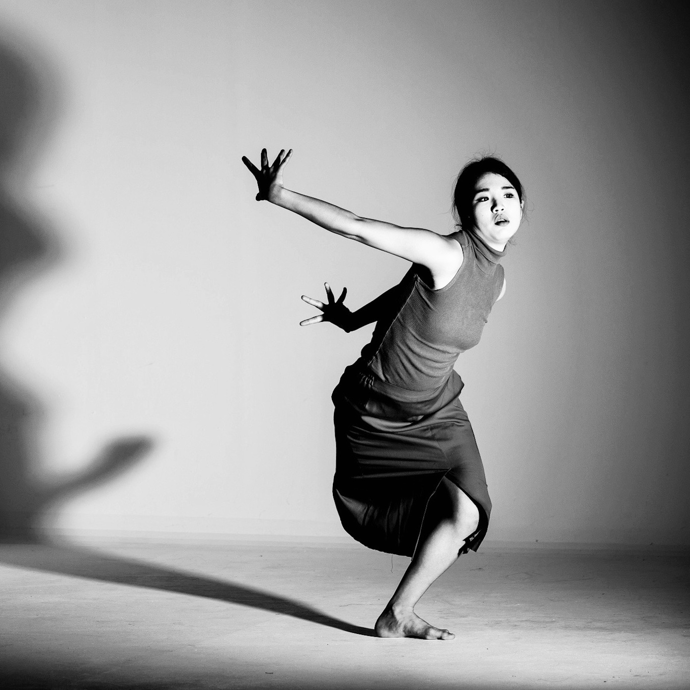 Yunjin Song in fließender Modern-Dance-Bewegung – Dynamik, Technik und Eleganz
