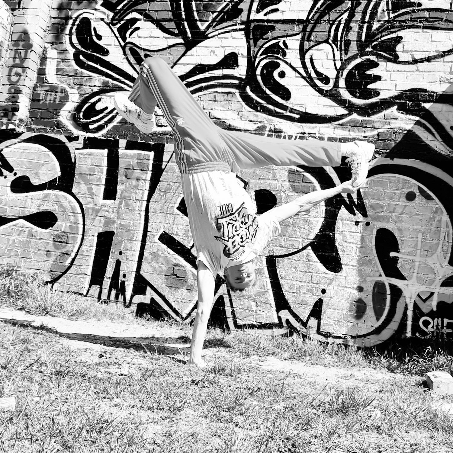 Kilian im einarmigen Handstand vor Graffitiwand – Balance, Kontrolle und Energie im Breakdance