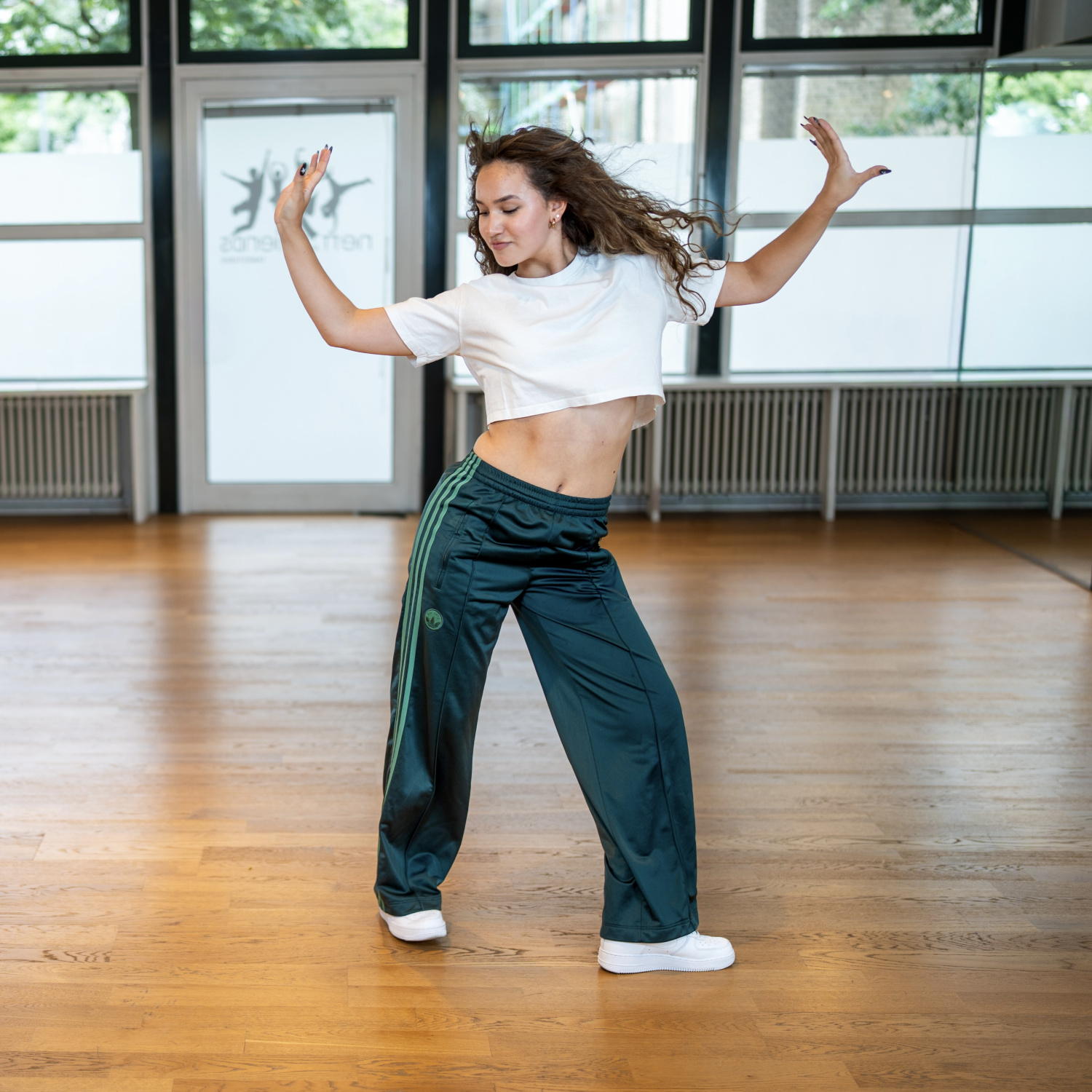 Dunia beim Hip-Hop-Tanztraining mit kraftvoller Pose