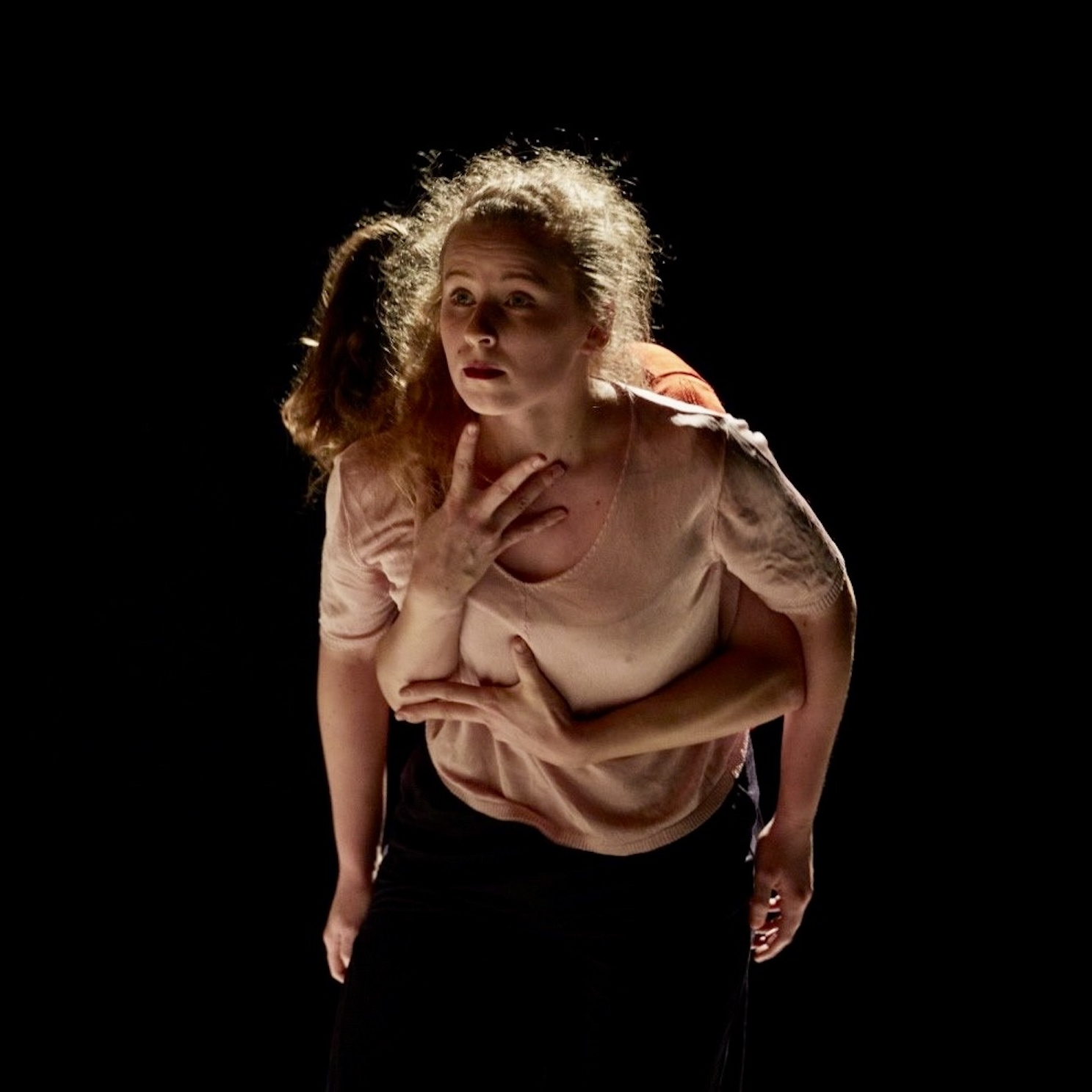 Stella Kolodzey bei einer Contemporary-Dance-Performance auf der Bühne