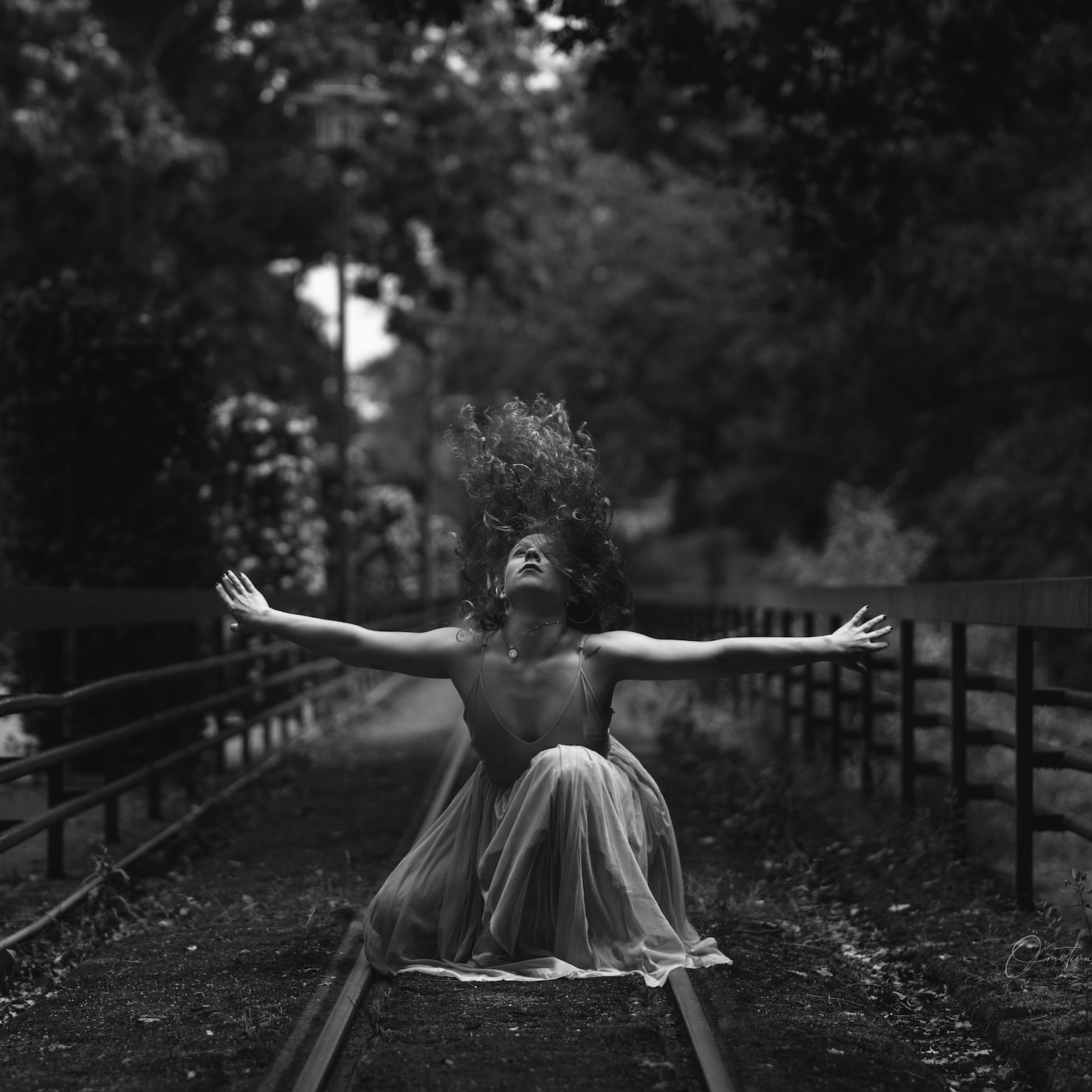 Stella Kolodzey in ausdrucksstarker Modern-Dance-Pose auf alten Gleisen im Park
