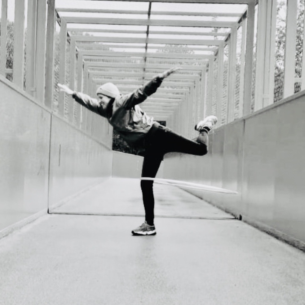 Anna-Maria Damm tanzt mit dem Hula-Hoop-Reifen – elegante Bewegung und pure Lebensfreude.