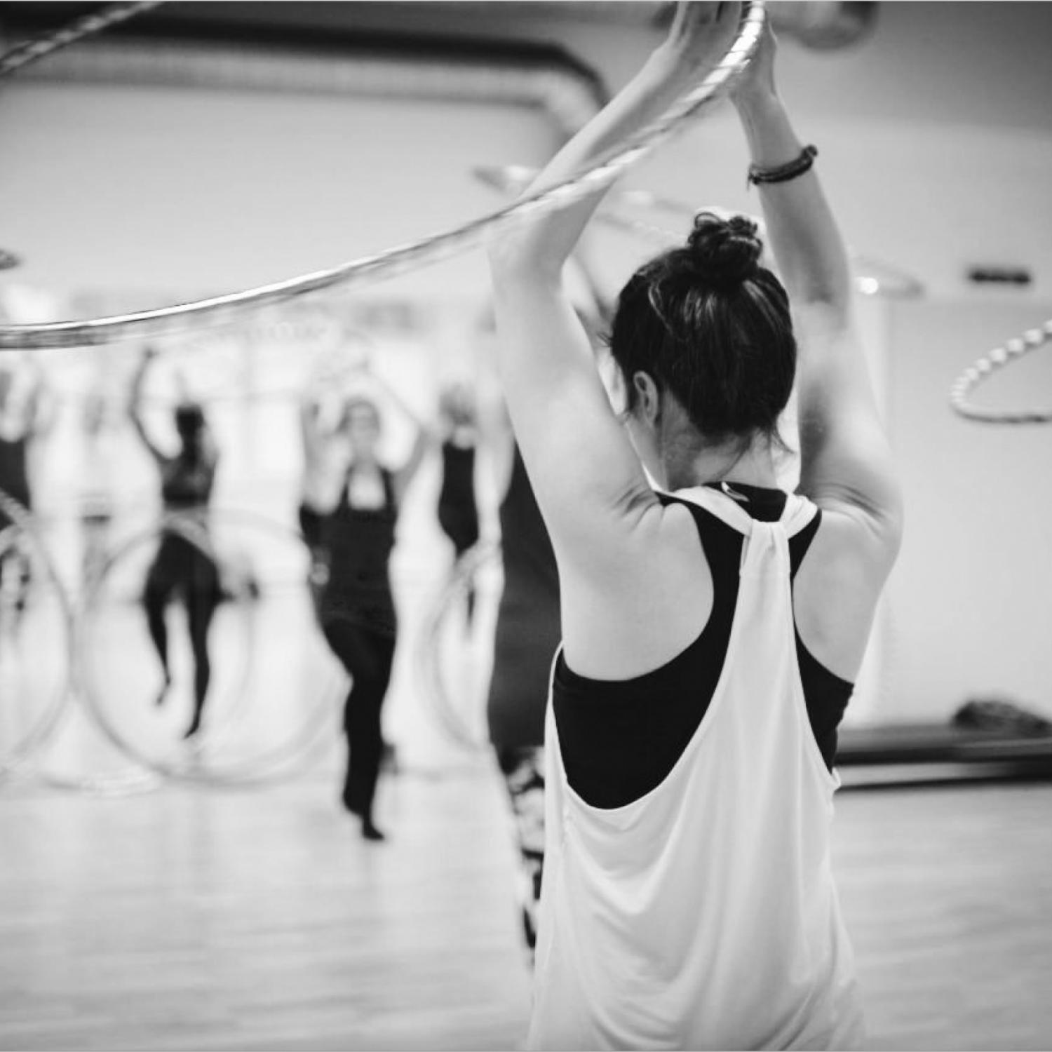 Anna-Maria Damm beim Hoopdance – fließende Bewegungen und kreative Choreografie mit dem Reifen.