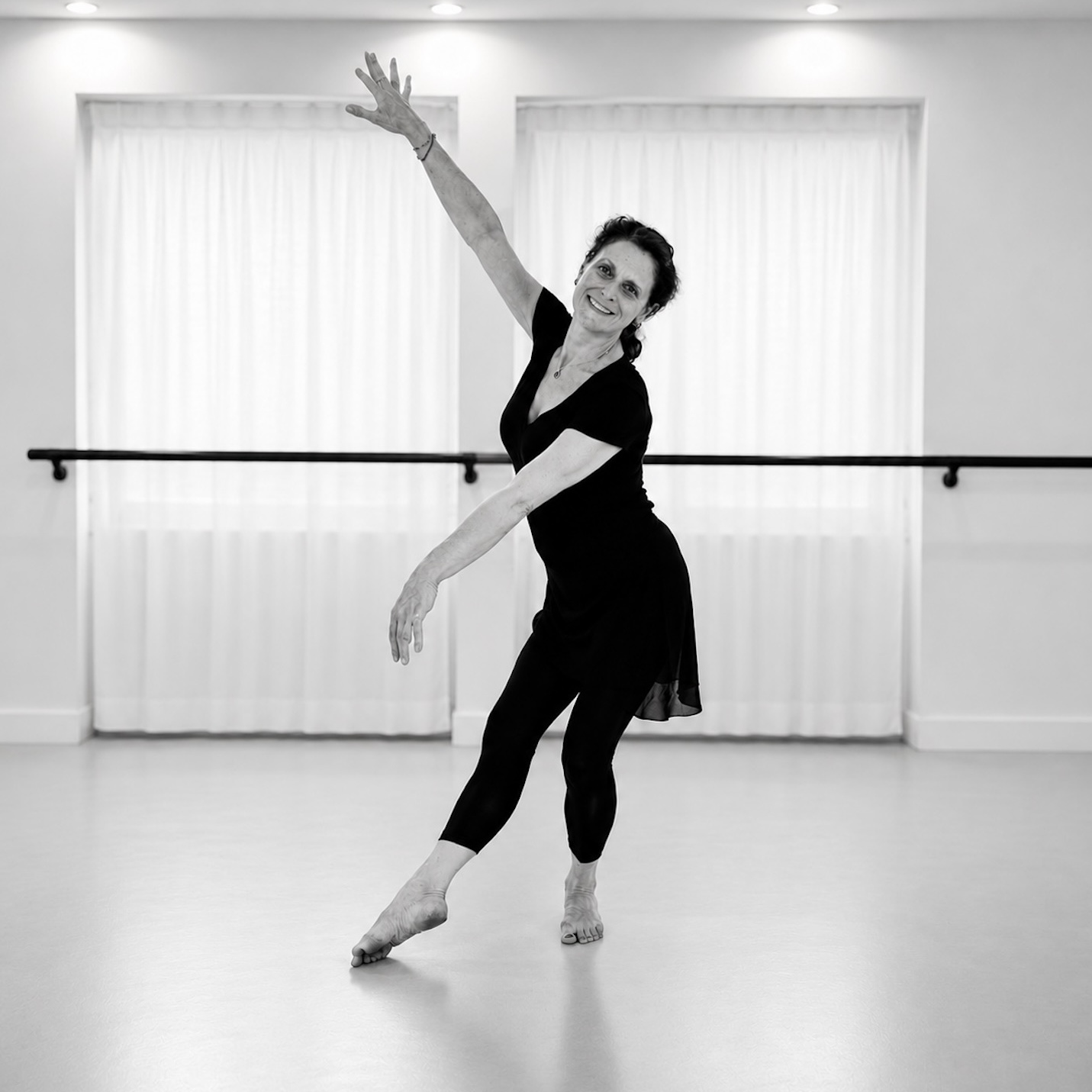 Claudia Franziska Kothen unterrichtet Ballett und präsentiert eine ausdrucksvolle Tanzpose im lichtdurchfluteten Tanzstudio.