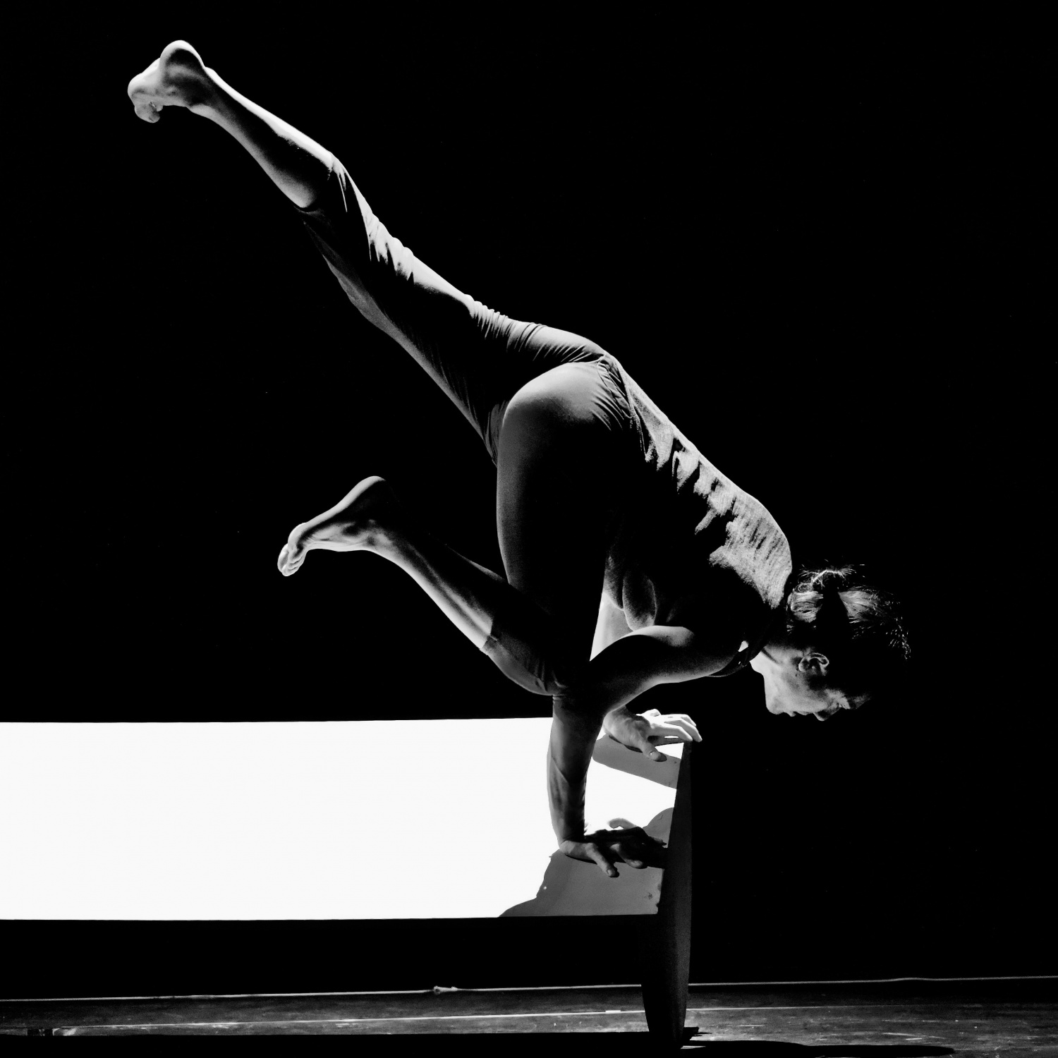 Hayato Yamaguchi in akrobatischer Pose – perfekte Balance und Körperbeherrschung in Bewegung.