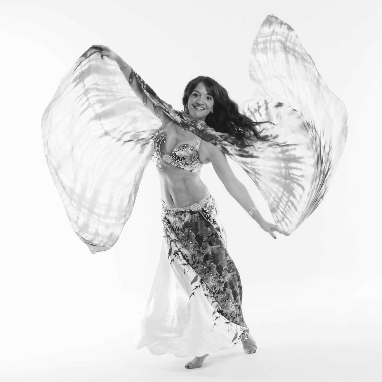 Goretti Fernandez im Orientalischen Tanzkostüm – anmutige Pose mit fließenden Bewegungen und ausdrucksvollem Blick.
