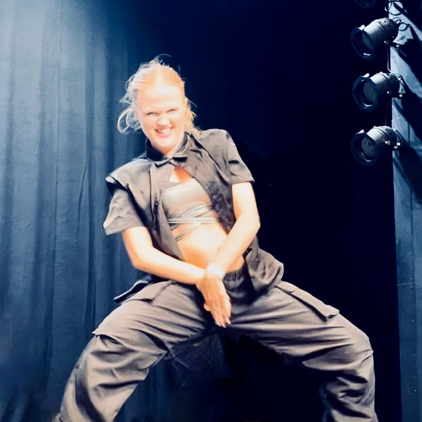 Luise Völler tanzt auf der Bühne – dynamische Bewegung, Rhythmus und Bühnenpräsenz