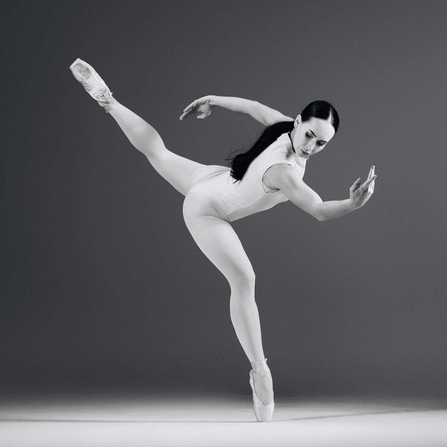Alona Volynets auf Spitzenschuhen in moderner Ballettpose – elegante Linien und Ausdrucksstärke.