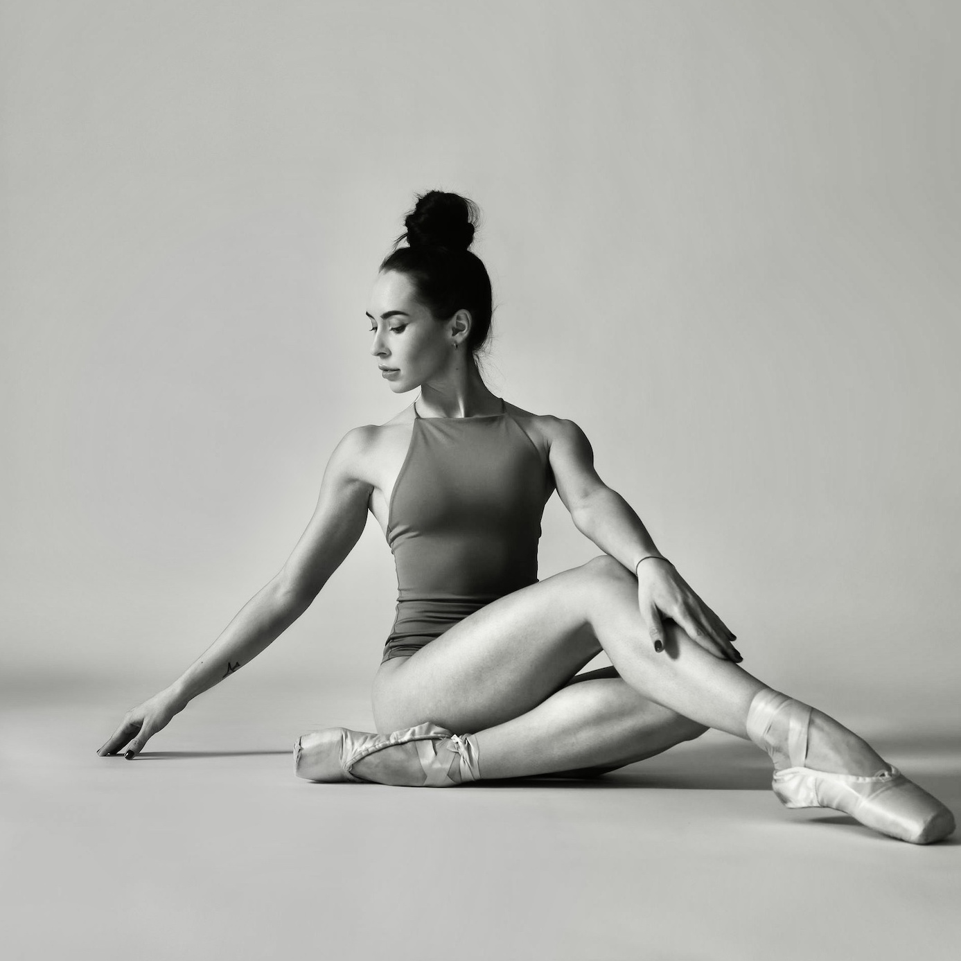 Alona Volynets auf der Bühne – elegante Ballettpose mit Anmut und Präsenz.