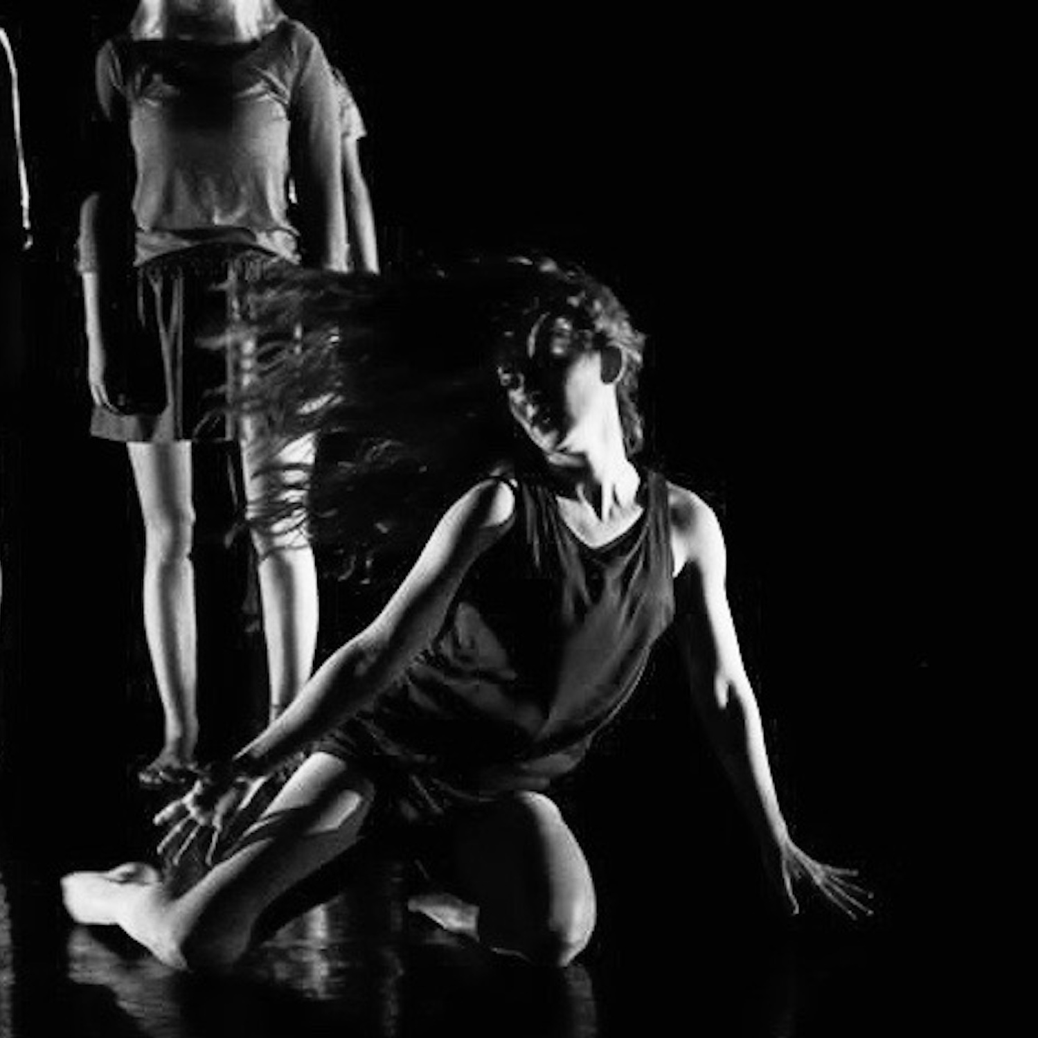 Buyan Yağmur Memişoğulları in moderner Ballettpose – Eleganz und Ausdrucksstärke im Tanz.