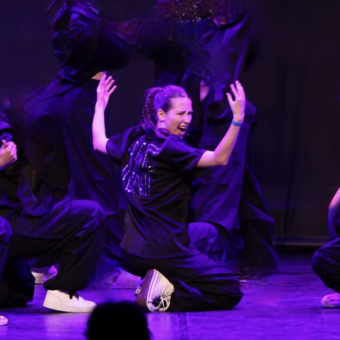 Emilia Stabrey im Tanzstudio Nett & Friends – Hip-Hop-Pose voller Energie und Ausdruck.