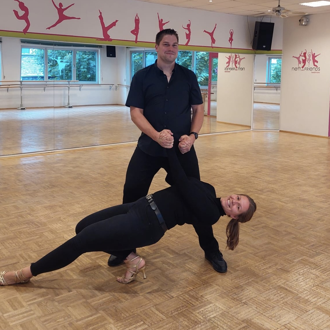 Discofoxfigur mit Tanzpaar in unserer Tanzschule in Siegburg
