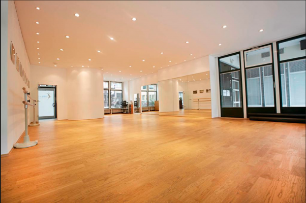 Moderner Tanzsaal mit Spiegelwand und Tageslicht im Schürmannbau An Groß Sankt Martin.