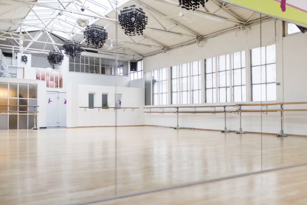 Tanzsaal mit Spiegelwand und hohen Fenstern – stilvolle Kombination aus Industriecharme und moderner Eleganz.