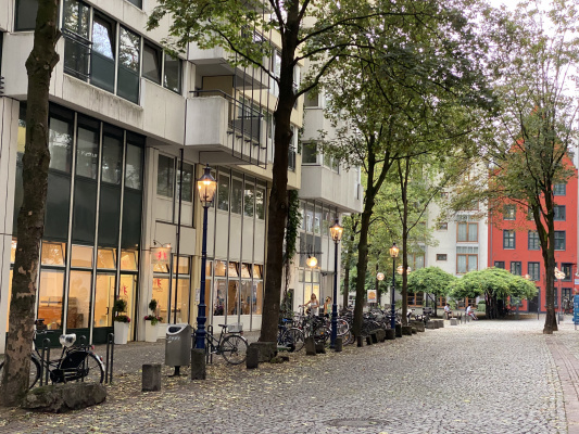 Blick entlang des Brigittengässchens auf das rote Haus am Ende mit dem Denkmal von Tünnes & Schäl.