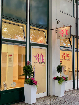 Detailaufnahme des Eingangs im Brigittengässchen mit Blumenschmuck und freundlicher Atmosphäre in der Kölner Altstadt.