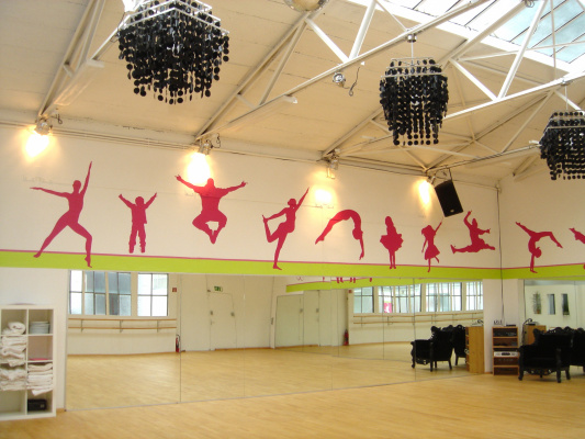 Großer, heller Tanzsaal mit Parkettschwingboden und hohen Decken – umgebaute Industriehalle der Tanzschule Nett & Friends Köln-Ehrenfeld.