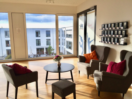 Blick durch die großen Fenster der Tanzschule Nett & Friends im 2. Stock mit weitem Ausblick.