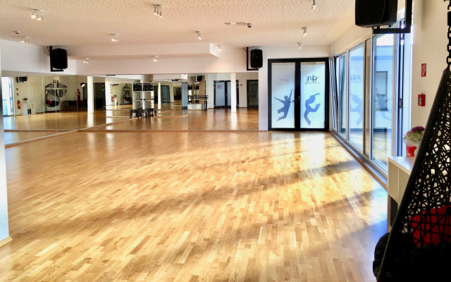 Tanzsaal der Tanzschule Nett & Friends Köln-Widdersdorf mit bodentiefen Fenstern und hellem Tageslicht im 2. Stock.