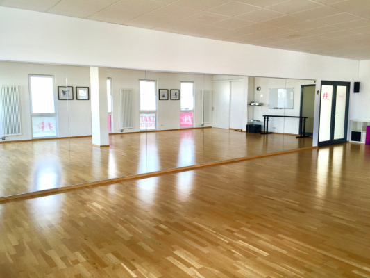 Zweiter Tanzsaal mit großen Fenstern, Spiegelwand und Parkettboden – freundlich und lichtdurchflutet.