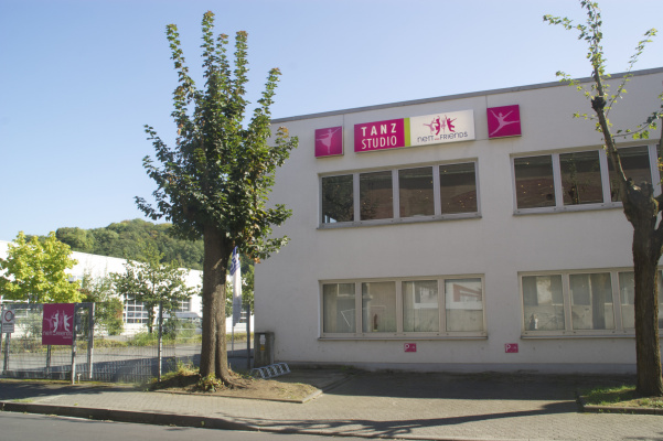 Außenansicht der Tanzschule mit Leuchtdisplay und Nett & Friends Logo an der Fassade.